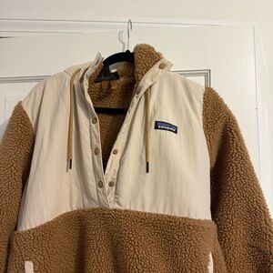 Women’s Patagonia Fleece Pullover in Tan and Cream